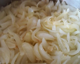 Foto del paso 1 de la receta: Sepia encebollada con gambitas