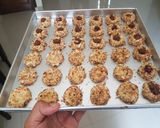 Foto langkah ke 3 dari resep Crunchy Peanut Thumbprint Cookies.