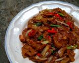 Foto langkah ke 5 dari resep Kwetiauw goreng ayam.