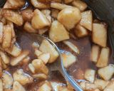 A picture of step 3 of Apple pie muffins.