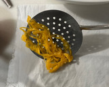 Foto del paso 7 de la receta: Huevo hilado casero, para los canapés de Navidad. (en pequeña cantidad 😘)