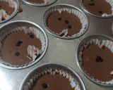 Foto langkah ke 5 dari resep Simple Chocolate Muffin.