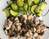 Natúr gombás csirkemell párolt cukkinivel recept fázis 5 fotója