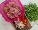 Foto langkah ke 1 dari resep Pare tumis ayam pedas.