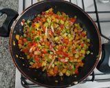 Foto del paso 2 de la receta: Trenza de hojaldre rellena de verduras, bacon y queso