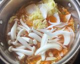 รูปขั้นตอนการทำที่ 2 ของ ซุปกิมจิเต้าหู้ไข่บะหมี่ผัก
