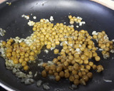 Foto del paso 4 de la receta: 120. Pechugas de pollo con guisantes y aceitunas