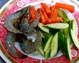 รูปขั้นตอนการทำที่ 1 ของ กุ้งผัดแตงกวา