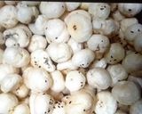 A picture of step 1 of Healthy makhana bhel.