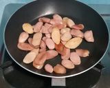Foto langkah ke 2 dari resep Risol isi sosis, telur dan mayo pedas.