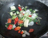 Foto del paso 4 de la receta: Pollo y verduritas a la sartén con huevos duros especiales