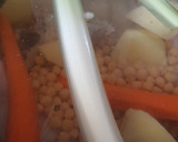 Foto del paso 5 de la receta: Caldo de pollo en olla rápida