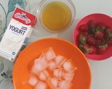 Foto langkah ke 1 dari resep Jus Strawberry Yogurt.