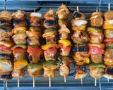 Foto del paso 6 de la receta: Brochetas de Bratwurst marinadas
