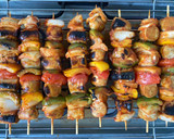 Foto del paso 6 de la receta: Brochetas de Bratwurst marinadas