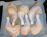 Sült csirkecomb zöldségekkel recept fázis 2 fotója