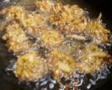 A picture of step 7 of Leek and Onion Pakora(with blackseeds).