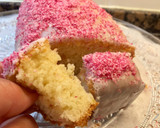 Foto del paso 21 de la receta Bizcocho de coco y lima con glaseado de coco rosa