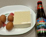 A picture of step 1 of Pan-Fried Tofu and Eggs with Oyster Sauce.