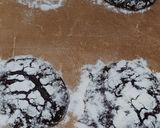 Foto langkah ke 6 dari resep Chocolate crinkle cookies.