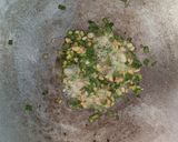 Foto langkah ke 2 dari resep Nasi Telur Ceplok Dengan Scallion Oil.