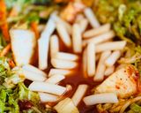 Hình bước làm 5 của món Bánh Gạo Ức Gà Xào Kim Chi & Bắp Cải Nhăn