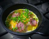 Foto del paso 8 de la receta: Huevos en el caldero de la abuela con chorizo argentino!