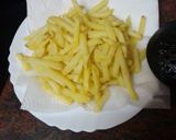 Foto del paso 3 de la receta Huevos rotos con papas fritas, pimiento frito y jamón serrano