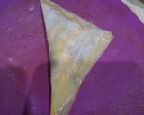 Foto langkah ke 3 dari resep Pangsit goreng segitiga isi jagung manis dan daun bawang.