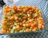 Une image de l'étape 10 de Salade de fruits aux deux melons, raisins et abricots.