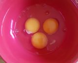 A picture of step 1 of Tuna roll omelette.