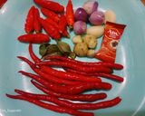 Foto langkah ke 1 dari resep Sambal Kencur Tempe Bosok.
