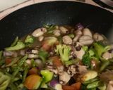 Gambar langkah 3 resipi Sayur campur mix sotong nenek #minggukeempat.