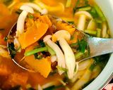 Hình bước làm 3 của món Canh bí ngô, thịt bò bằm, nấm linh chi