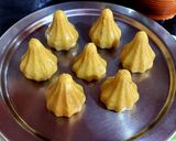 A picture of step 6 of Kesar-Pista Mawa Modak.