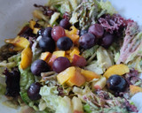 Foto del paso 2 de la receta: Ensalada🥗 de manzana🍏, uvas🍇, durazno🍑 y lechuga crespa morada🥙🥬