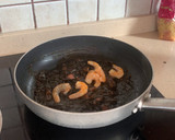 Foto del paso 4 de la receta: Fideuà de calamares (en lata), langostinos y bacalao gratinado con alioli