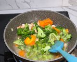 Foto langkah ke 2 dari resep Tumis Brokoli Wortel.