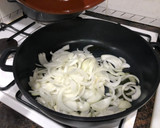 Foto del paso 2 de la receta: Sepia encebollada con almejas y mejillones al vapor