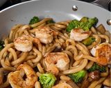 A picture of step 4 of 20min shrimp udon.