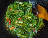 Foto langkah ke 3 dari resep Tumis Sayur Genjer Pedas.