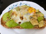 Tostada de huevo y aguacate