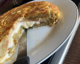 Foto del paso 7 de la receta: Tortilla de patata rellena de jamón york y queso