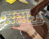 Foto del paso 4 de la receta: Bombones de chocolate rellenos de chapulín