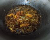 Foto langkah ke 3 dari resep Ayam kecap cabai merah hijau.