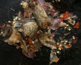 Foto langkah ke 3 dari resep Ikan Asin Kelapa Parut.