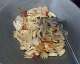 Foto langkah ke 4 dari resep Tumis Jamur Tiram Pedas.