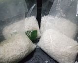 Foto langkah ke 3 dari resep Ketupat bungkus plastik.