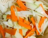 Hình bước làm 1 của món Su su cà rốt xào