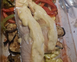 Foto del paso 3 de la receta: Salmón con verduras y salsa de yogur y mostaza